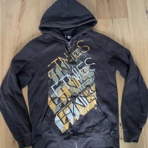 Brun etnies zip upp hoodie - Säljer denna skitsnygga bruna etnies hoodien. Materialet är tjockt och gosigt. Perfekt för att hålla sig varm genom alla årstider. 