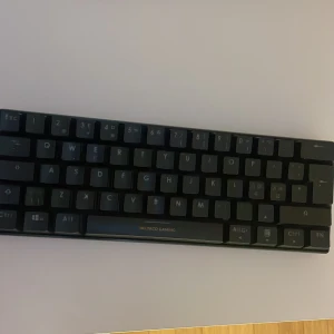 Deltaco gaming keyboard - Mini mekaniskt gaming tangentbord. I mycket bra skick. Knapparna går att byta ut. Hundratals färg kombinationer att välja mellan. 