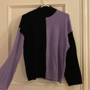 Tunnstickad tröja - Lila/svart tunnstickad tröja i väldigt bra skick! Vida ärmar, liten krage, stretchig. Utan storlek men gissar på S