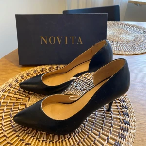 Svarta klackskor från Novita - Eleganta svarta klackskor från Novita med spetsig tå. Originalpris 1100kr. 