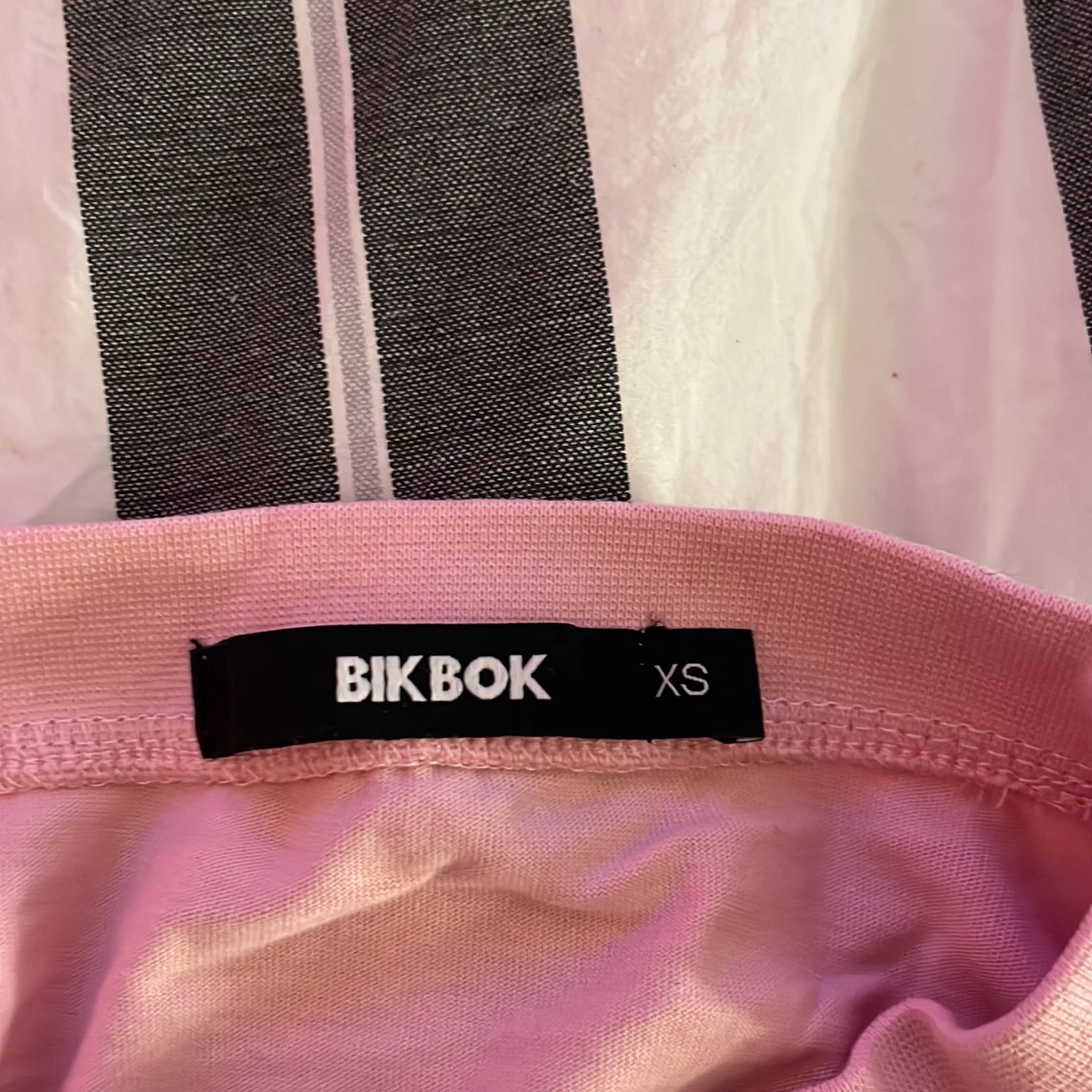 Rosa croppad t-shirt från Bik Bok - 91