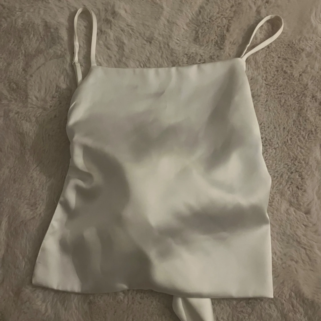 Vit satinlinne med rosett - 90