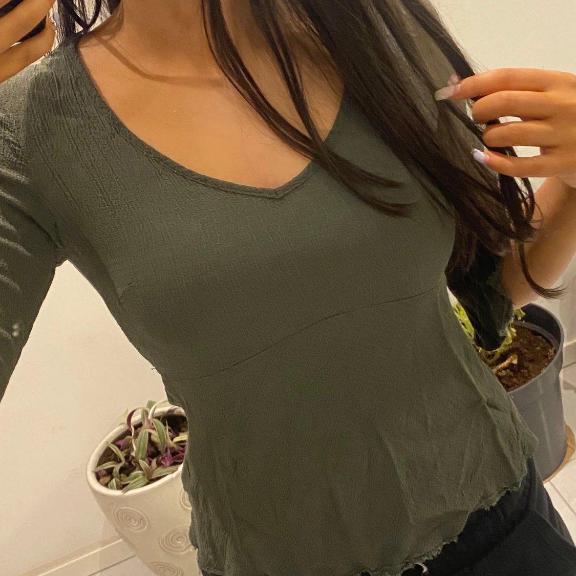 Olivgrön topp med v-ringning