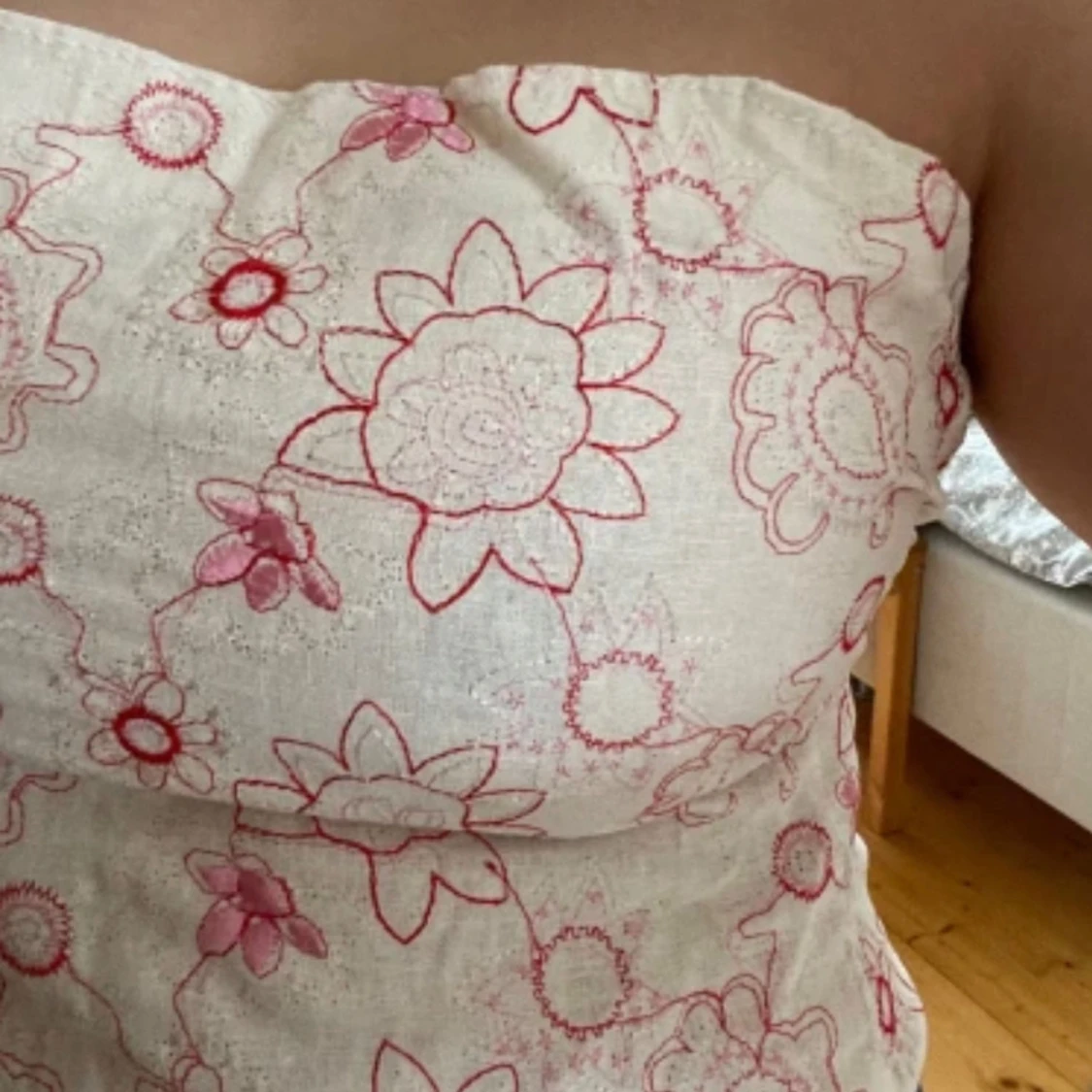 Vit tubtopp med blommigt mönster