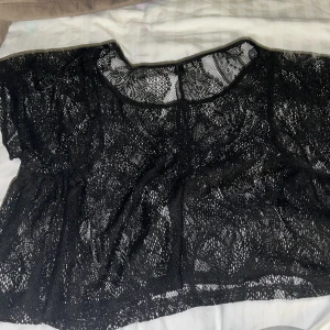 Svart spetsblus från Vero Moda - Säljer denna super fina svart spetsblus från Vero Moda. Aldrig använt då den inte är min stil❤️
