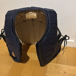 Mörkblå skyddsväst - Säljer en mörkblå ridväst, för 999kr  storlek M junior 