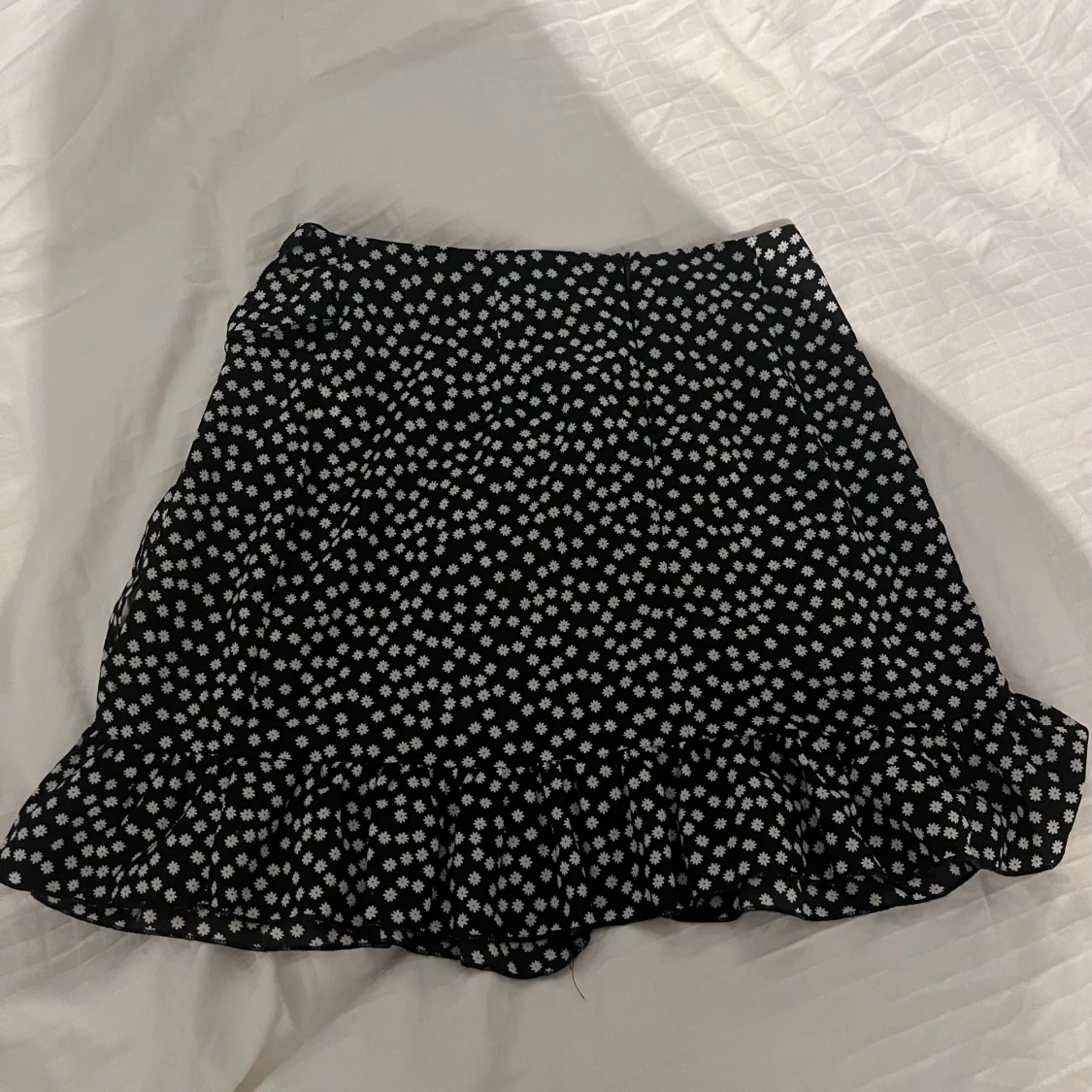 Svart blommig kjol från Shein - 90