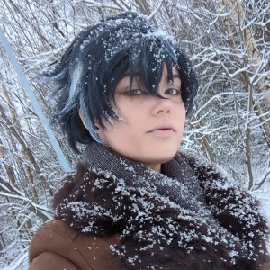 Svart peruk - Svart, kort peruk. Välanvänd men aldrig crimpad. Köpare står för frakten. Det vita i första bilden är ansiktsfärg vilket är sen dess bort tvättat. Den mest bekväma peruk jag någonsin ägt. 