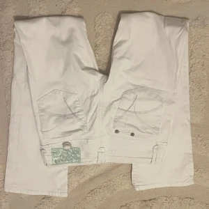 Y2k jeans - Dåliga bilder men de är bootcut, stora för mig passar M/L. Vet inte märket eller vart jag köpte de men kom me prisförslag 