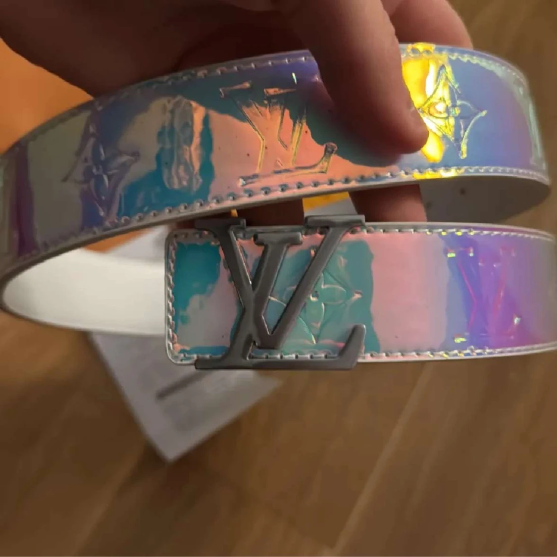 Holografiskt bälte från märke L med formad V - 91