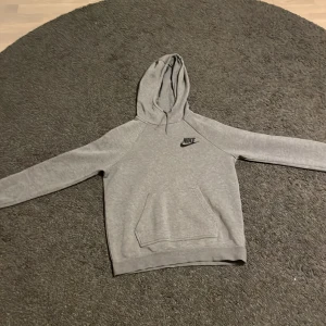Grå Nike hoodie  - Bra skick storlek medium 