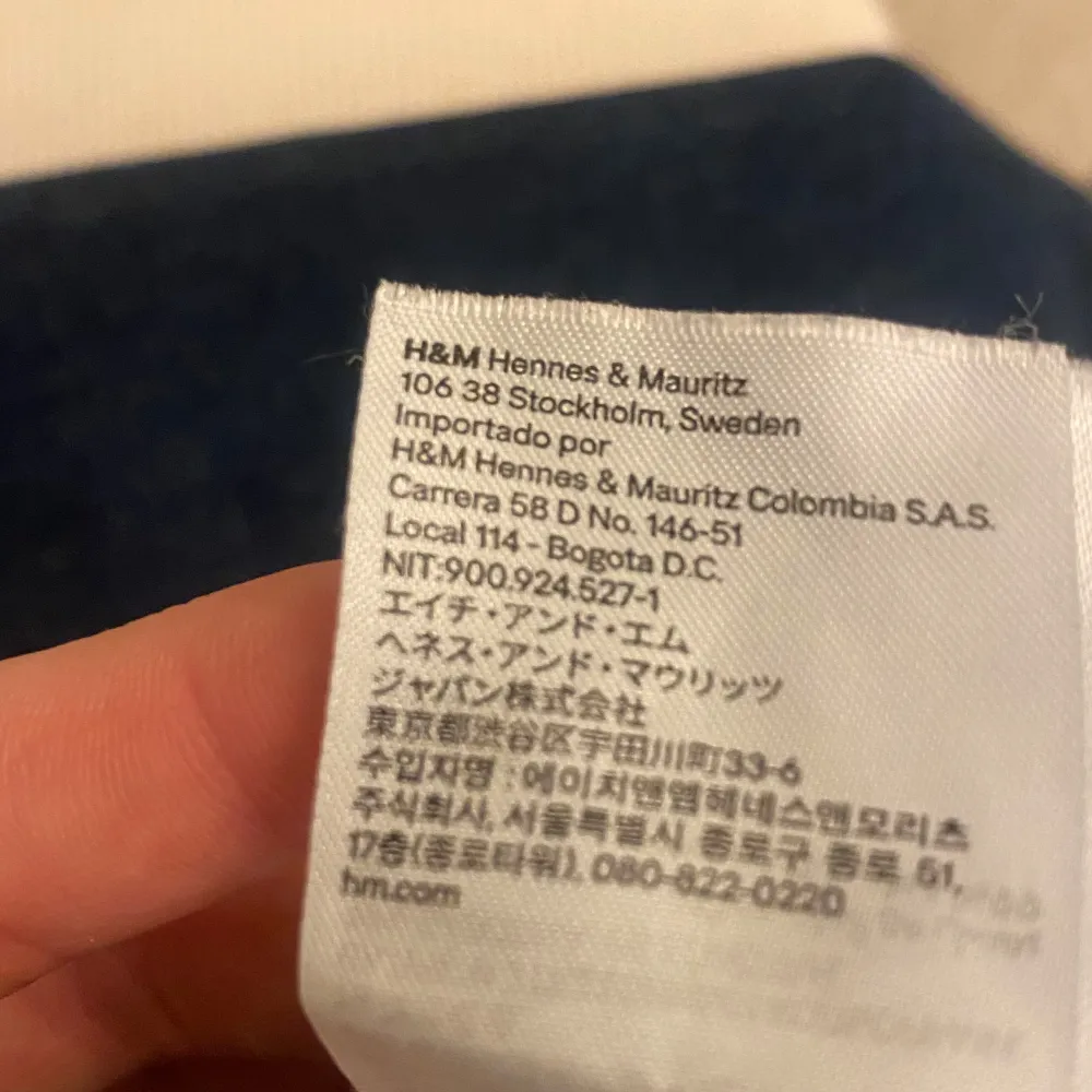 Snygga blå bootcut jeans från H&M med medelhög midja. De passar mig på längden och jag är 164cm. Inga slitage och iprincip i nyskick. . Farkut & Housut.