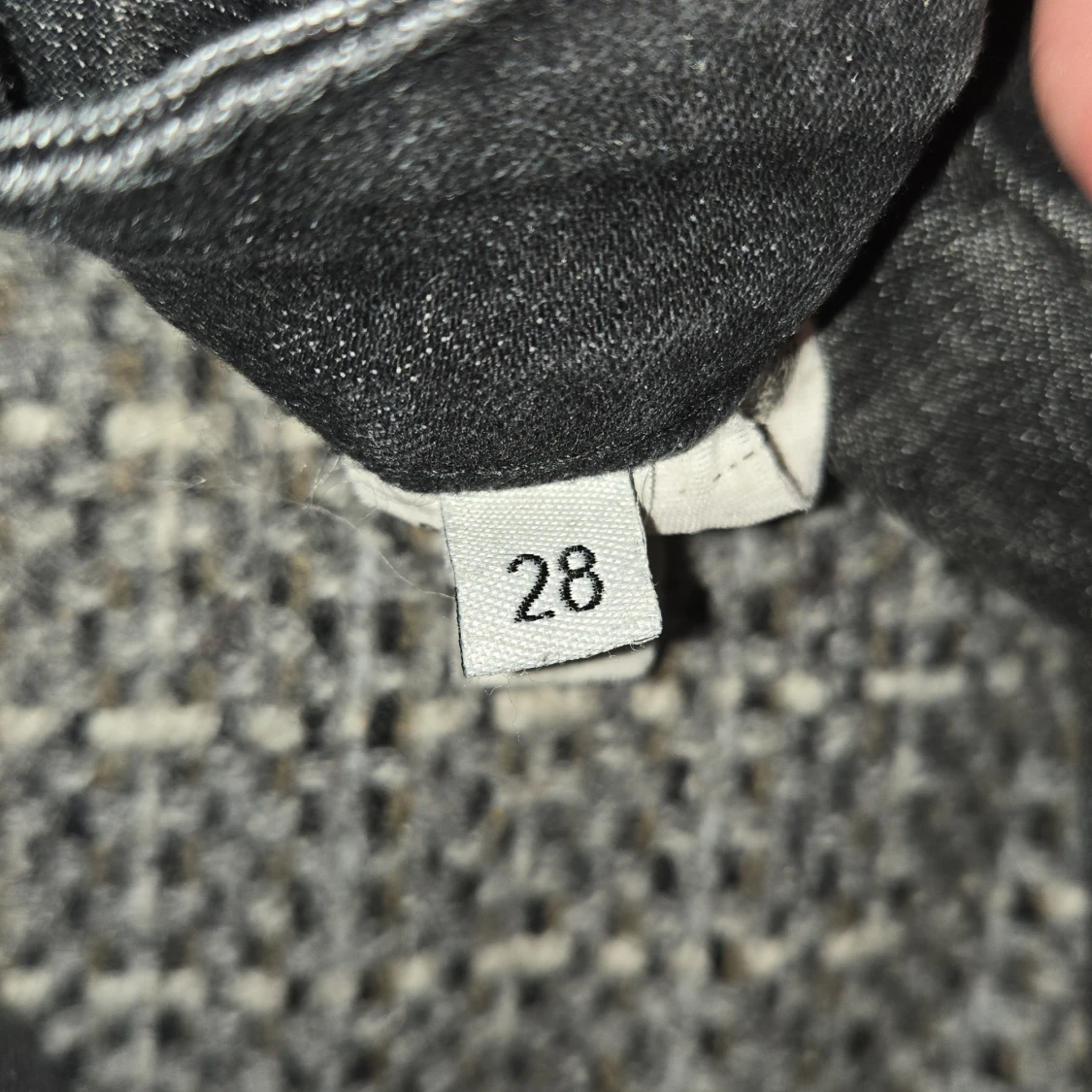 Svarta jeans med slitningar och färgstänk - 92