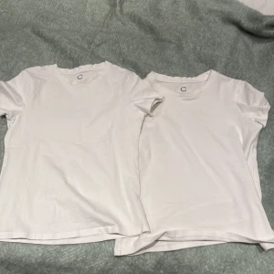 2 Vita t-shirts från Cubus - Två vita t-shirts från märket Cubus i storlek 146/152. Perfekta basplagg med rund hals och korta ärmar. Tillverkade i mjukt material för bekväm passform. 