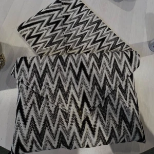 Zickzack-mönstrad datorfodral - #04 Moonlight. Snyggt datorfodral i ett trendigt zickzackmönster. Datorfodralet har en enkel knappstängning. Den är både stilren och praktisk, perfekt för både skola och jobb. Kombinerar både funktionalitet med stil.