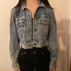 Jeansjacka Monki - Croppad jeansjacka från Monki i storlek i storlek XS. Måttligt använd och i bra skick.
