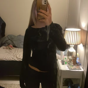 Svart långärmad tröja - Säljer en stilren svart långärmad tröja. Perfekt för en enkel och elegant look. Tröjan har en normal passform och är tillverkad i ett mjukt material.