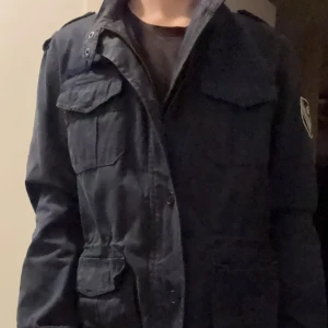 Morris field jacka - Säljer denna Morris field jacka för den var för stor. Den har tecken på användning men inget som syns. Storleken är M men skulle säga att den passa L också