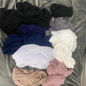 Flera färgglada sjalar. Säljer dessa sjalar och massor med abaya har bara lagt upp några bilder men det finns flera plagg kläder och sjalar säljer allt för 100kr  - Säljer ett gäng sjalar i olika färger som svart, blå, vit, beige och vinröd. Perfekta för att piffa upp din outfit oavsett säsong. De är mjuka och lätta, vilket gör dem enkla att styla på olika sätt.