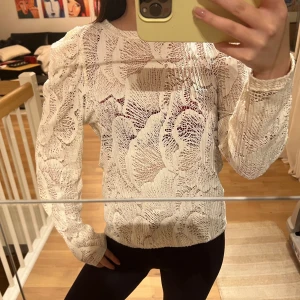 Vit spetsblus🩷🩷 - Säljer en elegant vit spetsblus med långärmad design. Blusen har ett vackert blommigt mönster och är perfekt för en stilren look. Storlek S