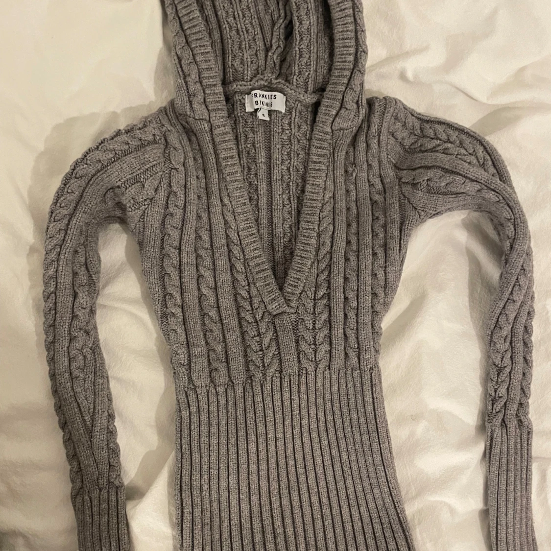 Grå stickad hoodie från Frankies Bikinis