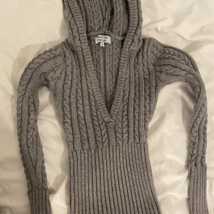 Grå stickad hoodie från Frankies Bikinis - gulligaste hoodien från frankie’s bikini