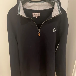 Morris halfzip - Säljer en stilren svart tröja från Morris. Inga skador och i perfekt skick. 65cm  på längden. I storlek large (L) men passar som en medium. 