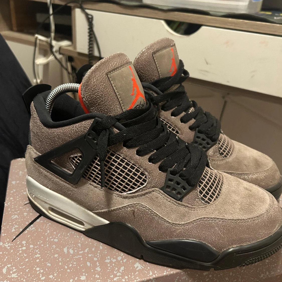 Bruna Nike Air Jordans med svarta detaljer - 1