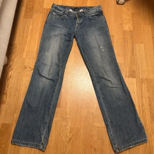 Jeans - Jättesnygga jeans och har sytt om dom till lågmidajde. Storlek 146-152 men passar mig bra som e ca 160. 