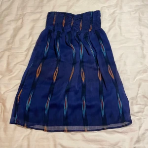 Blå kjol med mönster - Vintage mini klänning från märket ROXY Mått: Byst: 32-40cm Längd: 66cm