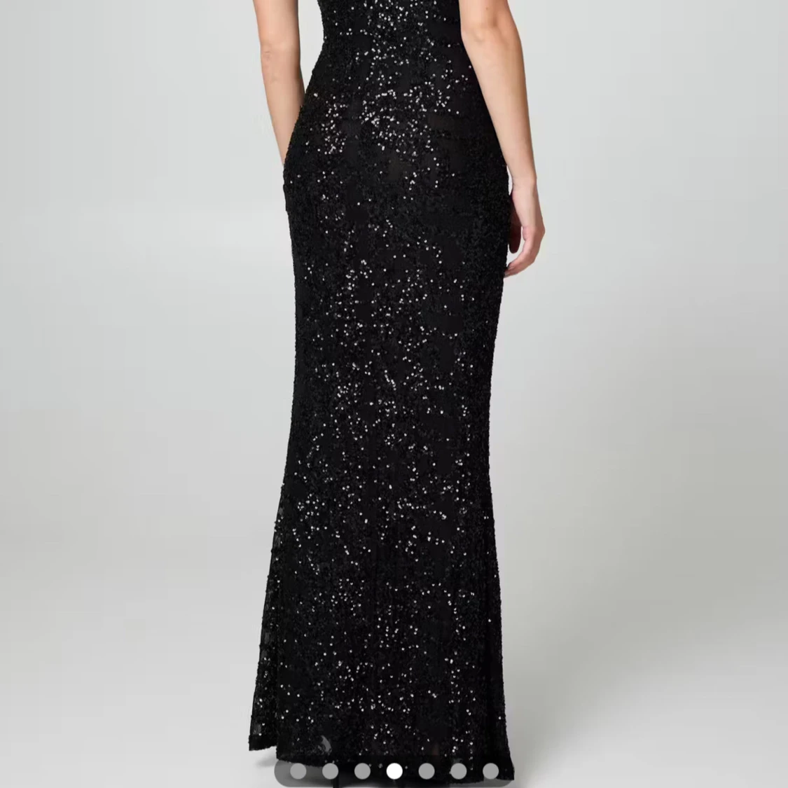 Söker!!!! Svart glittrig långklänning  - 2