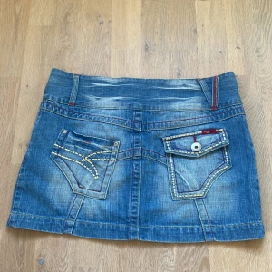 Unik jeanskjol  - Säljer denna jeanskjol som passar dem med s-m! Den har unika fickor och detaljer. Tryck gärna på köp nu ❤️