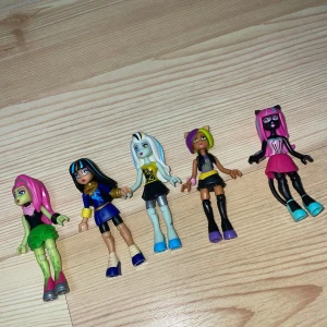 MonsterHigh små leksaker - De finns många olika figurer från filmen MonsterHigh. Storleken är lika som en pekfinger. Massa olika färger på de. Helt nya! 