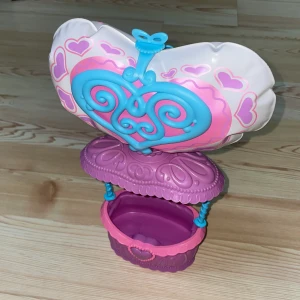 Färgglad hjärtformad luftballong för små leksaker - En unik och lekfull luftbalong med hjärtmotiv. Luftballongen har en kombination av rosa, blå och vita färger med dekorativa hjärtan och snirkliga detaljer. Perfekt för den som leker me små leksaker! En luftbalong behövs alltid!