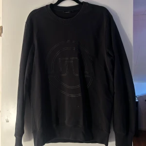 Svart tröja från J.Lindeberg - Säljer en stilren svart tröja från J.Lindeberg. Storlek L🤩