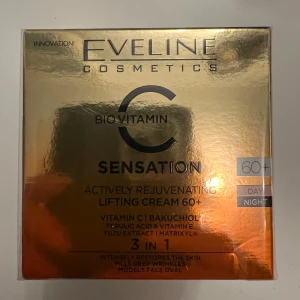 Eveline Cosmetics Biovitamin Sensation Lifting Cream 60+ - Eveline Cosmetics Biovitamin Sensation är en lyftande kräm för dag och natt, speciellt framtagen för 60+. Innehåller vitamin C, bakuchiol, ferulinsyra, vitamin E, yuzu-extrakt och Matrixyl för att intensivt återställa huden och minska rynkor.