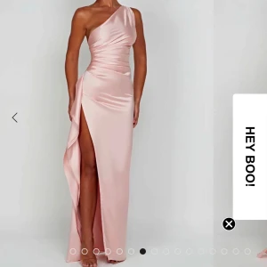 BALKLÄNNING |Ljusrosa satin klänning - Elegant ljusrosa långklänning i satin med en one-shoulder design och hög slits. Perfekt för bal klänning eller till ett annat event. Klänningen är väldig lång för mig som är 153, passar bättre för längre! Använd 1 gång och har ej ngn skada! Original pris 1299. Skriv om du har någon fråga! PRIS kan diskuteras! Fler bilder så är det bara att fråga om💕