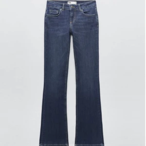 Blå jeans - Snygga blå bootcut jeans från zara i storlek 38 passar även 36. De är lite upptrampade där nere som man ser på bilden annars är de i bra skick. Skriv om du har några funderingar ☺️