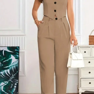 Beige byxdress med väst - Snygg beige byxdress med matchande väst. Byxorna har hög midja och raka ben med knäppning fram. Väst med knappar ger en stilren look. Perfekt för en chic och elegant stil. Priset går att diskutera! 