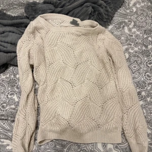 Beige stickad tröja från Lindex - Säljer en mysig beige stickad tröja från Lindex. Knappt använd efter som jag har liknande. Köptes för ungefär 300!