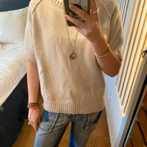 Så snygg stickad tröja  - En av mina absoluta favoriter 🌻sparsamt använd och passar så bra till allt. 100% ull. Så mjukt och lyxigt material 