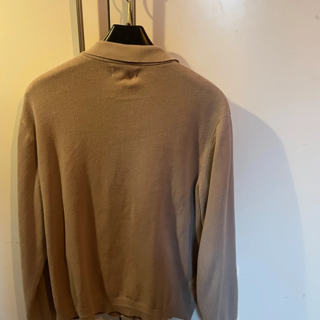 Beige tröja med dragkedja från Riley - 2