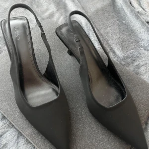 Stilettklackar NA-KD - Snygga svarta pumps från NA-KD med spetsig tå och smal rem runt hälen. Helt nya, använda en gång🩷