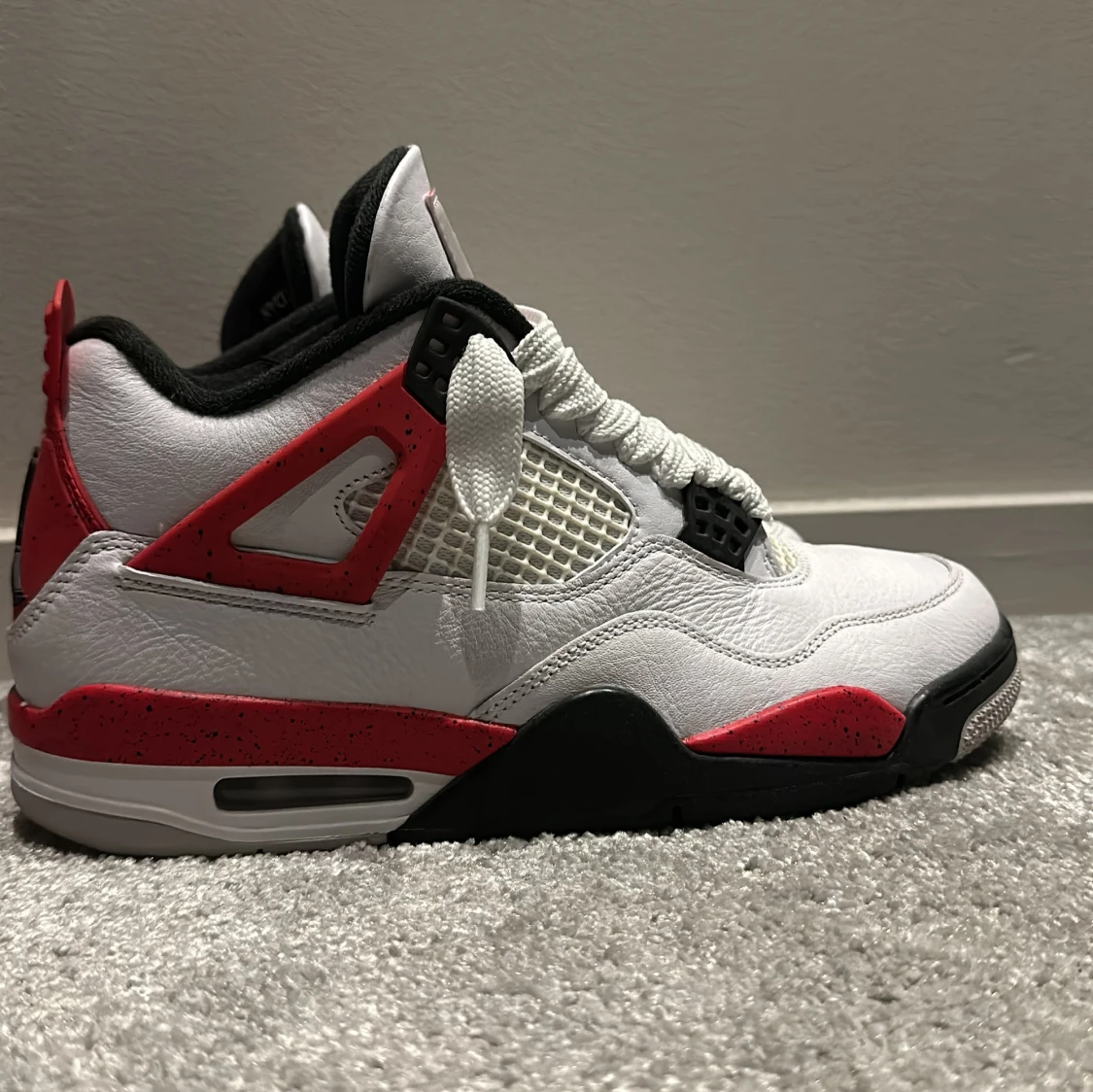 Nike Air Jordans i vitt och rött