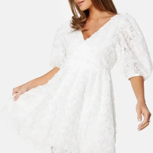 Studentklänning  - Superfin klänning från Bubbleroom. Säljes då jag klippte bort lapparna innan jag testade då jag var så ivrig.. klänningen var förliten. Nypris 899kr