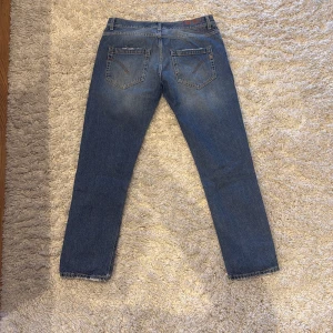 Dondup jeans size 33 - Snygga blå jeansbyxor från Dondup. Riktigt snygg färg, och väldigt sparsamt använda. Säljes pga att de är för små. 