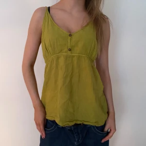 Grön gullig topp  - Super söt topp! Passar flera olika storlekar beroende på om du vill ha den tajt eller lösare. Perfekt till våren och sommaren🪷