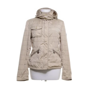Moncler Jacka - Så snygg moncler jacka i beiget! Den är i bra skick och perfekt nu inför vår och sommar! Det är storlek 2 vilket motsvarar S