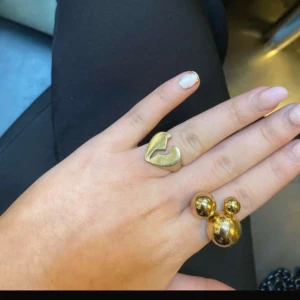 Guldfärgad ring med hjärtdesign - Snygg guldfärgad ring med ett unikt brutet hjärta-design. Perfekt för att ge en edgy touch till din stil. Ringen har en slät yta och en modern känsla. Även rostfri💘originalpris 300kr