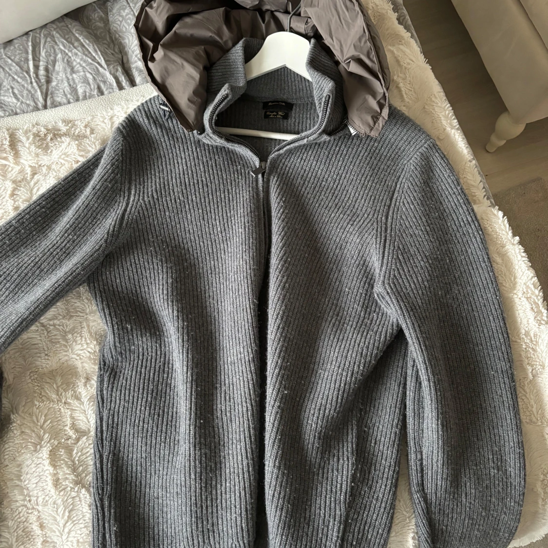 Grå stickad tröja med huva från Massimo Dutti - 1